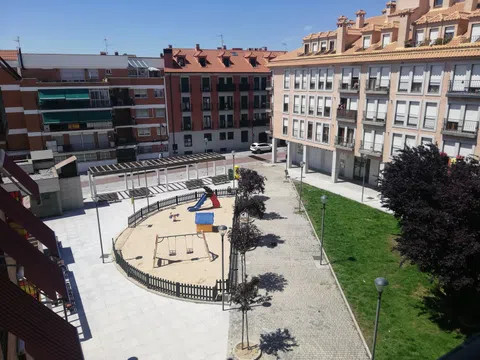 Alquiler de piso en Plaza El Tejar-950 €/mes